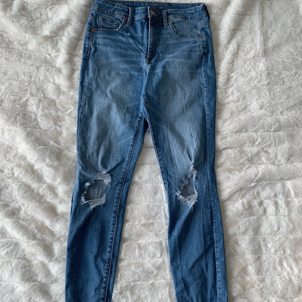 Women’s distressed denim skinny jeans in Sz 10/30R